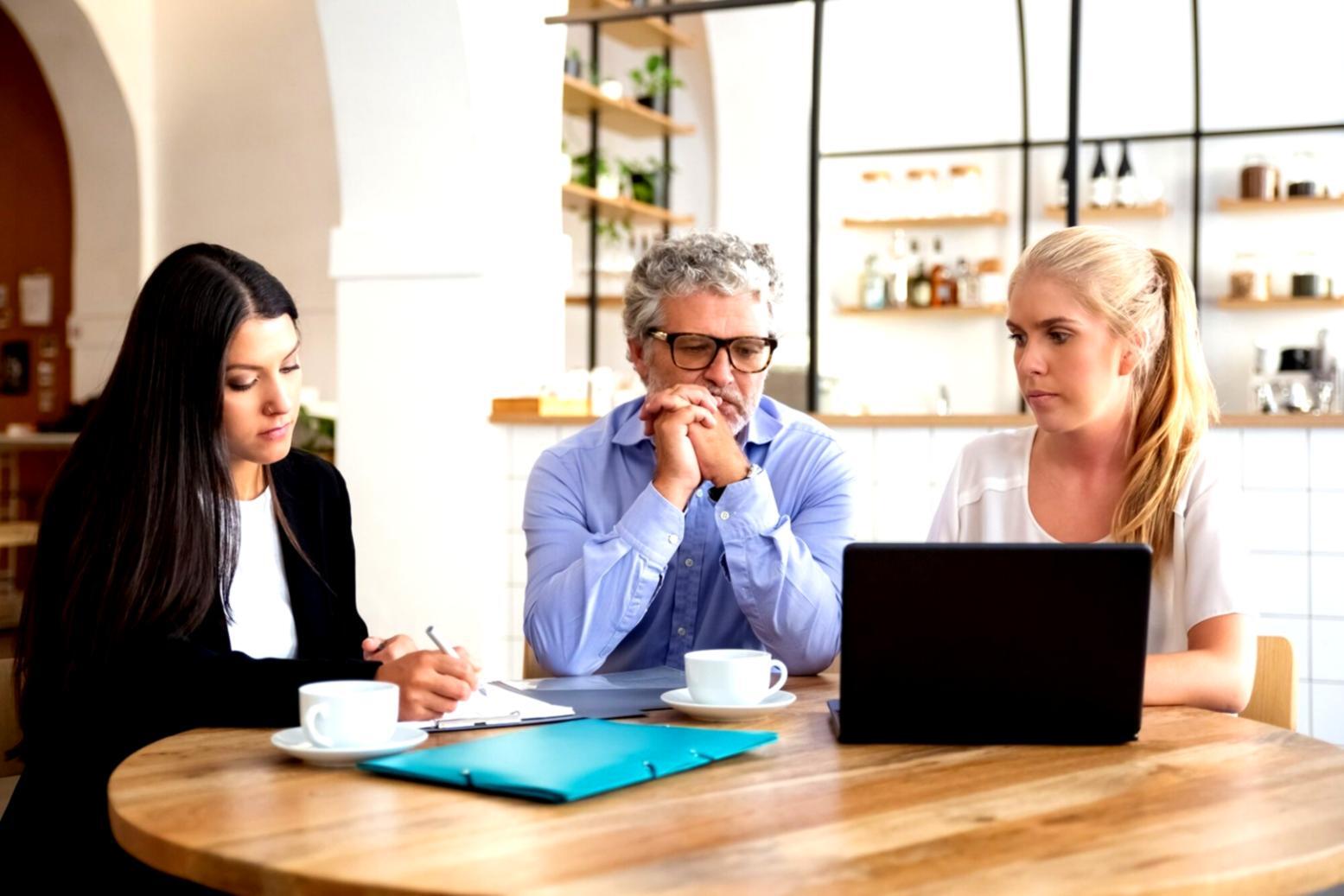 Espacio de trabajo colaborativo donde analizamos presupuestos empresariales